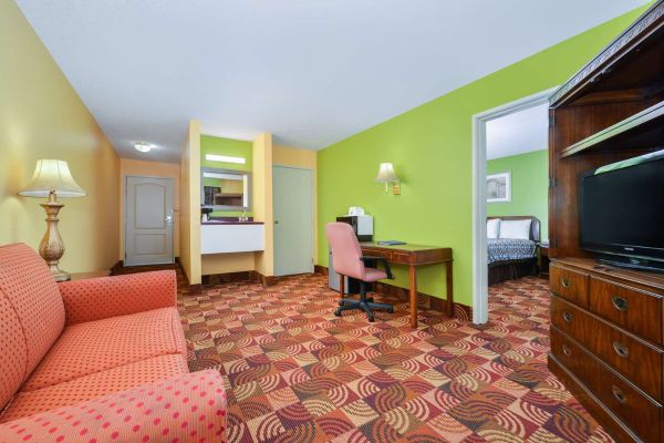 Hotel SUPER 8 BY WYNDHAM LAKE OF THE OZARKS (Eldon)